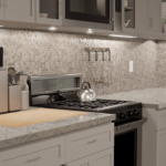 Co między szafkami w kuchni – praktyczne i estetyczne rozwiązania