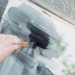 Czarny sufit w łazience