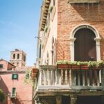 Kratka na balkonie w bloku – funkcjonalność i styl w jednym